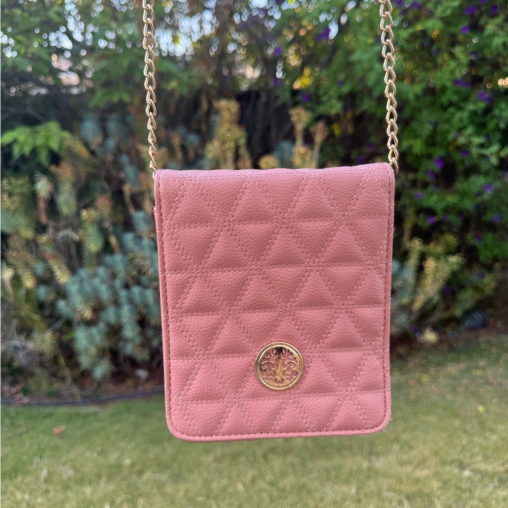 Stylish Pink Bag with Gold Chain ✨ 💃🏻 💅